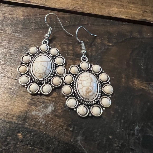 Beautiful earrings - Picture 3 of 3